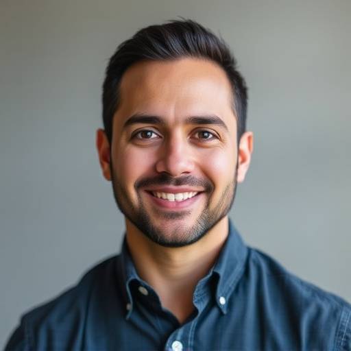 Retrato de Ricardo Álvarez, co-fundador e instructor de Oratoria Lumina, especializado en presentaciones persuasivas.